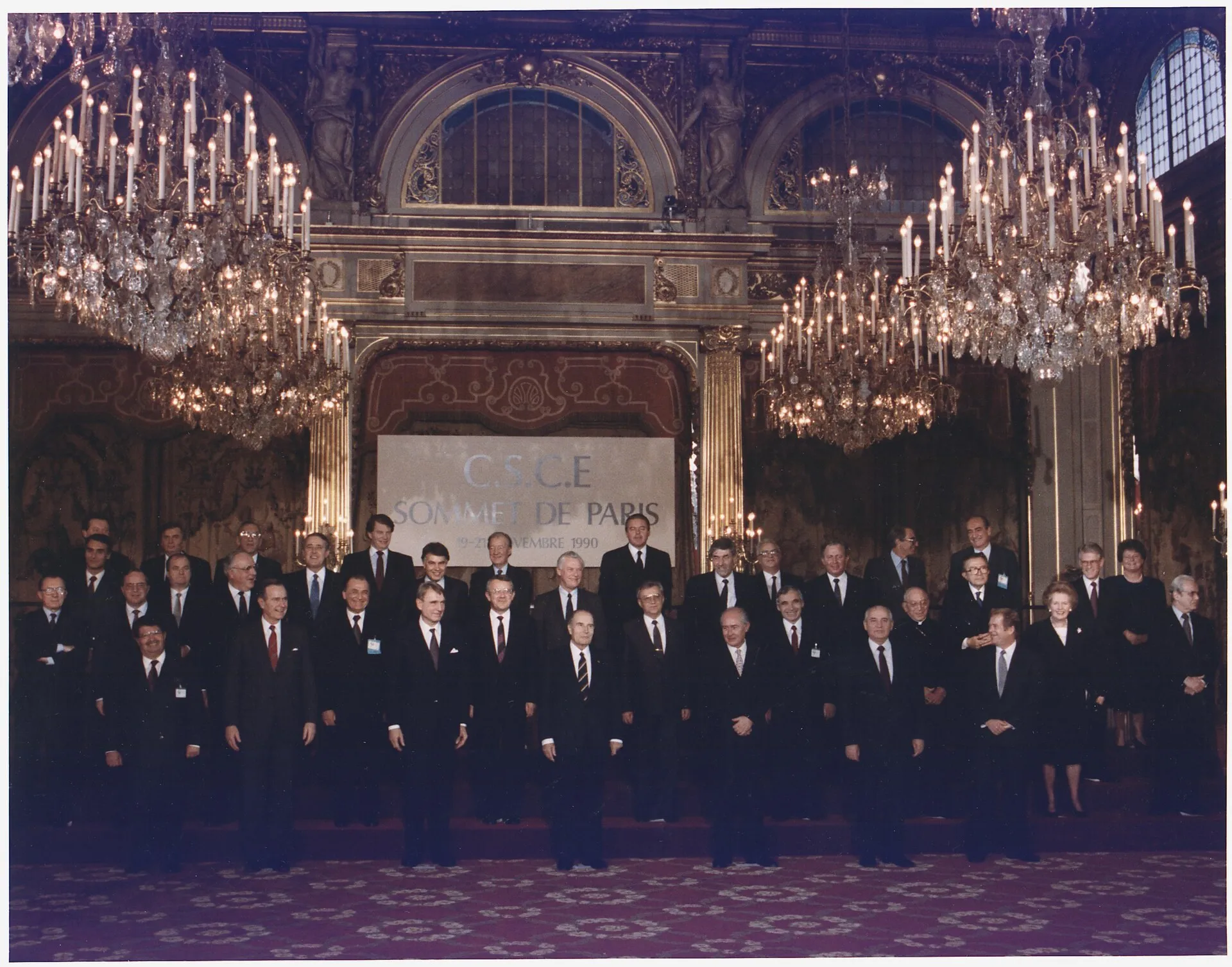 Paris, novembre 1990 : le sommet de la CSCE adopte la Charte de Paris — la troisième réadmission de la Russie en un siècle et demi (photo de la Maison-Blanche, NARA).