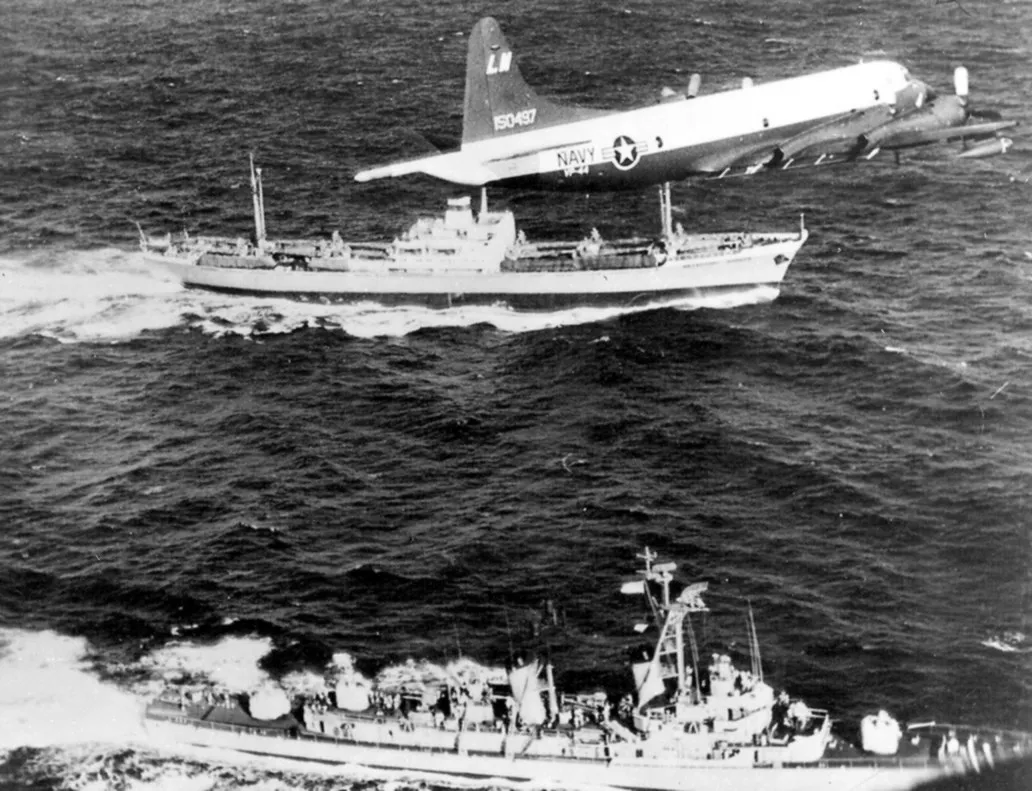 Un P-3 Orion de l’US Navy (escadrille VP-44) au-dessus du cargo soviétique Metallourg Anossov et du destroyer USS Barry, novembre 1962 : la quarantaine navale au large de Cuba, où une seule erreur aurait coûté une guerre au monde.
