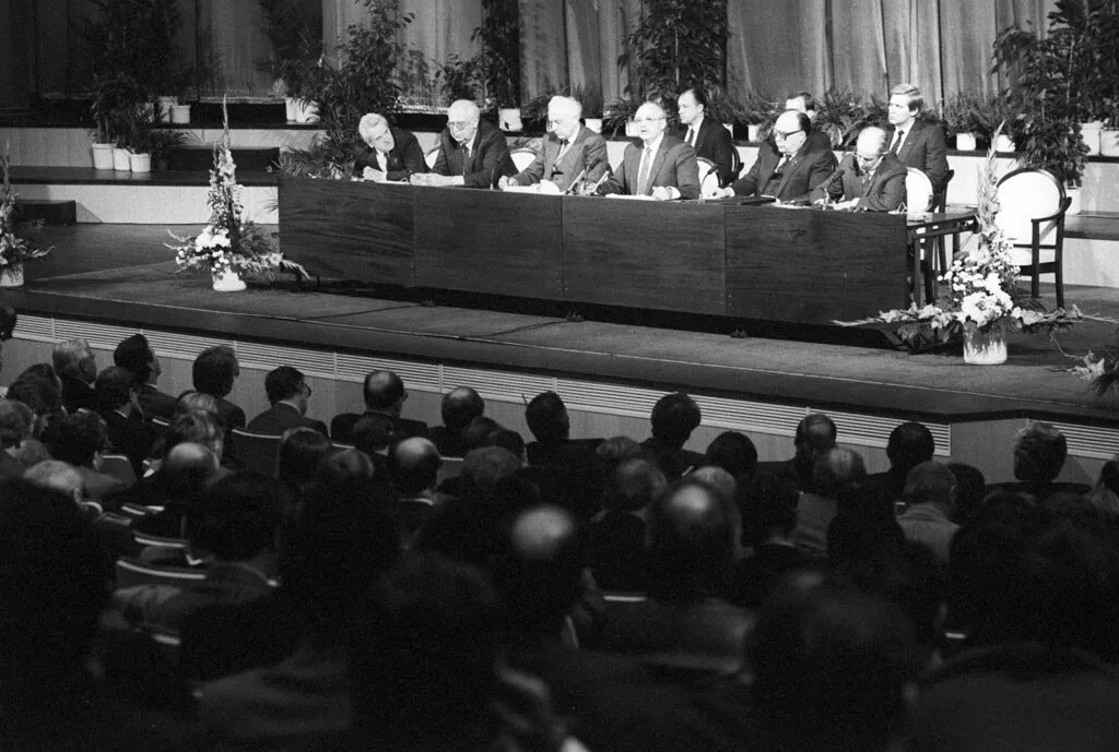 Gorbachev at a press conference in Reykjavik, 1986: the “new thinking” grew not out of ideology but out of information (photo: Yuri Abramochkin / RIA Novosti, CC BY-SA 3.0).