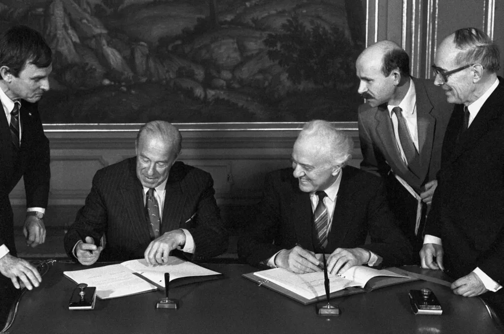 Moscou, avril 1987 : Chevardnadze et Shultz — l’appareil qui la veille rapportait le siège exécute la détente (photo : RIA Novosti archive, image #410998 / Sergey Guneev / CC-BY-SA 3.0).