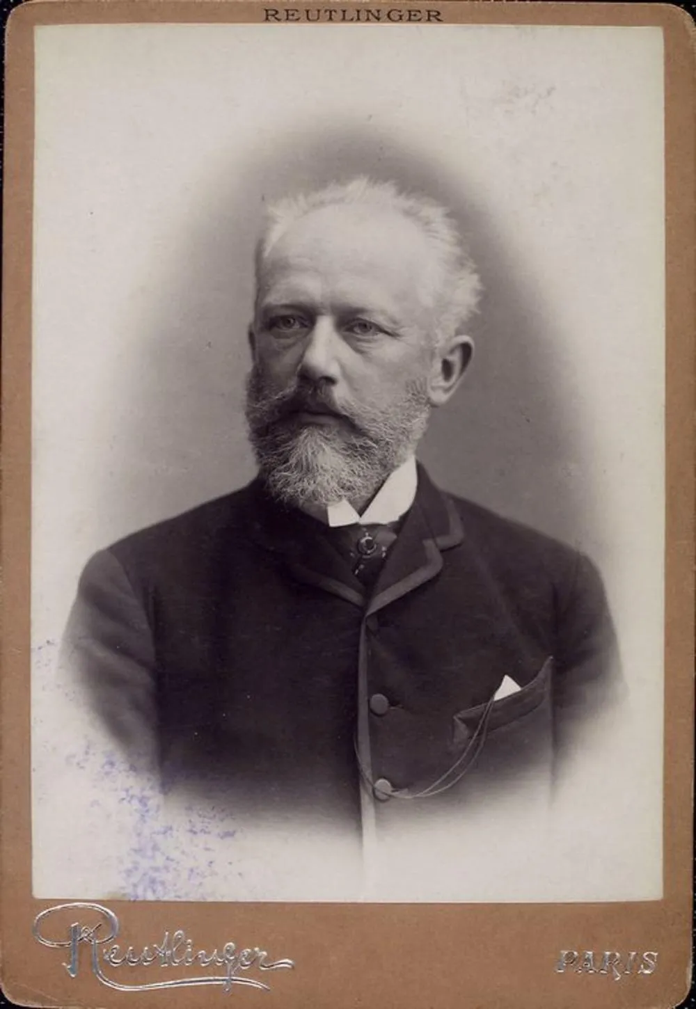 Tschaikowski (Foto des Ateliers Reutlinger, Paris): eine lebenslange Pension von Alexander III. — eine starke Macht, die die Offenheit zum Exportgut machte.