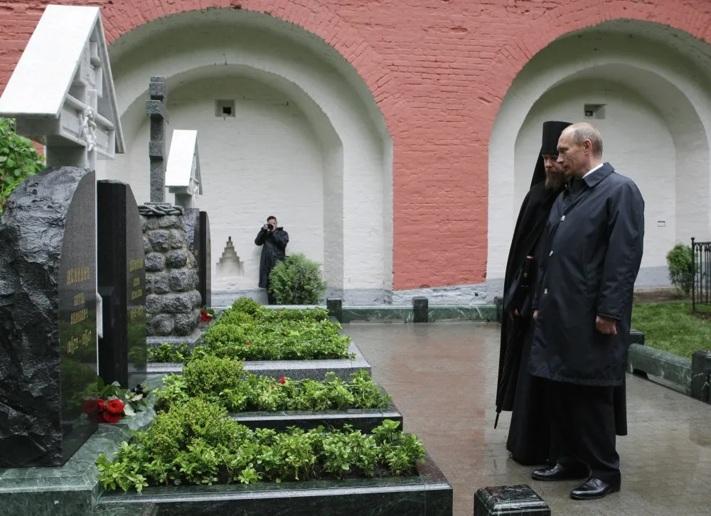 Monastère Donskoï, 24 mai 2009 : Poutine à l’inauguration du mémorial où sont réinhumés Iline et sa femme (photo : premier.gov.ru / Alexeï Nikolski, CC BY).