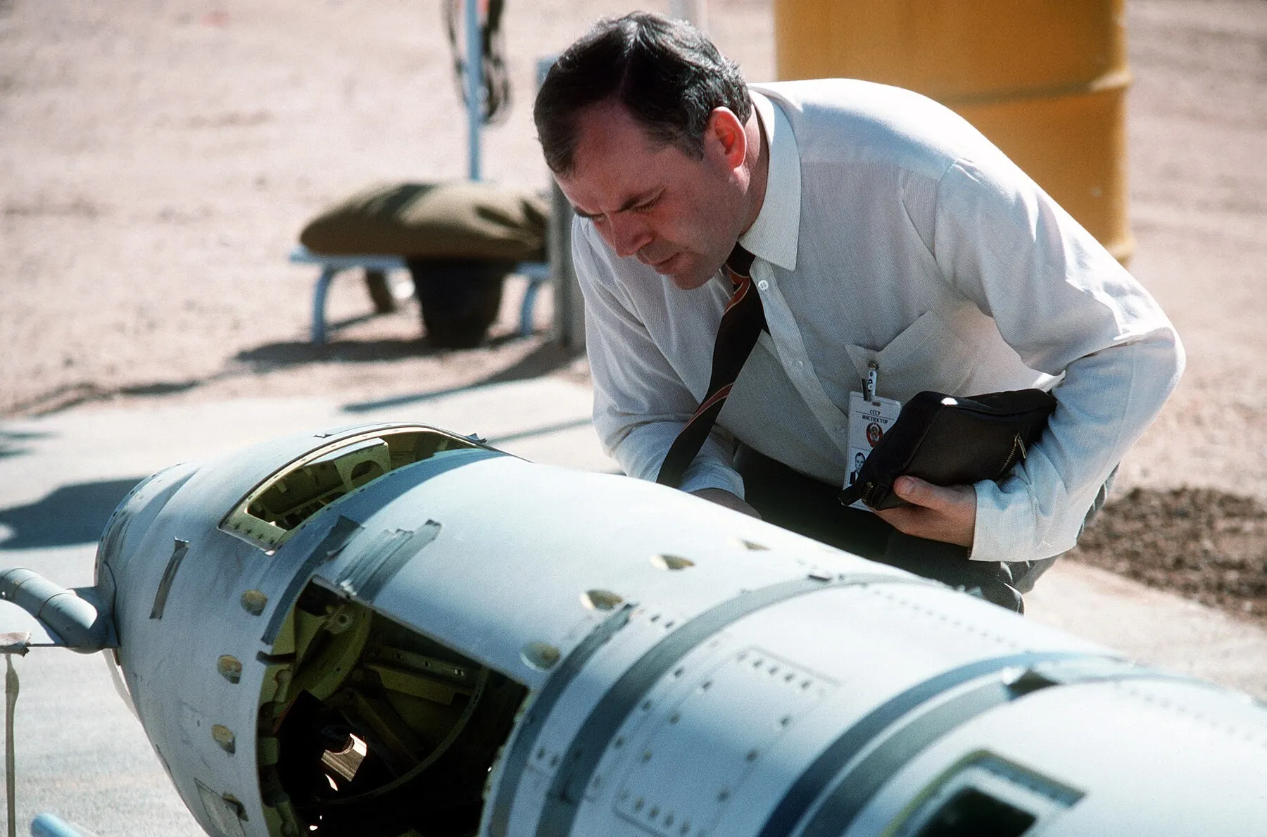 Oktober 1988: Ein sowjetischer Inspektor an einer „Tomahawk“ vor deren Vernichtung — Vertrauen als Technologie der Überprüfbarkeit (Foto: US-Verteidigungsministerium).