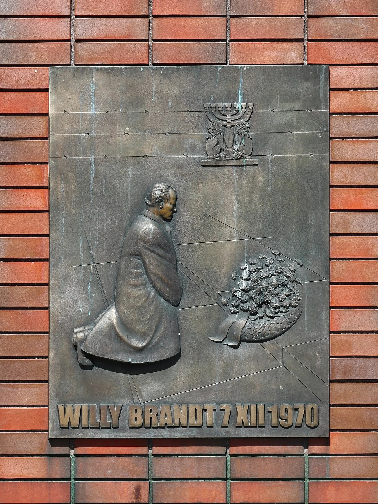 “Willy Brandt 7 XII 1970”: the bronze plaque in Warsaw at the site of the genuflection — the scene-symbol of the entire German transformation (photo: Wikimedia Commons, CC0).