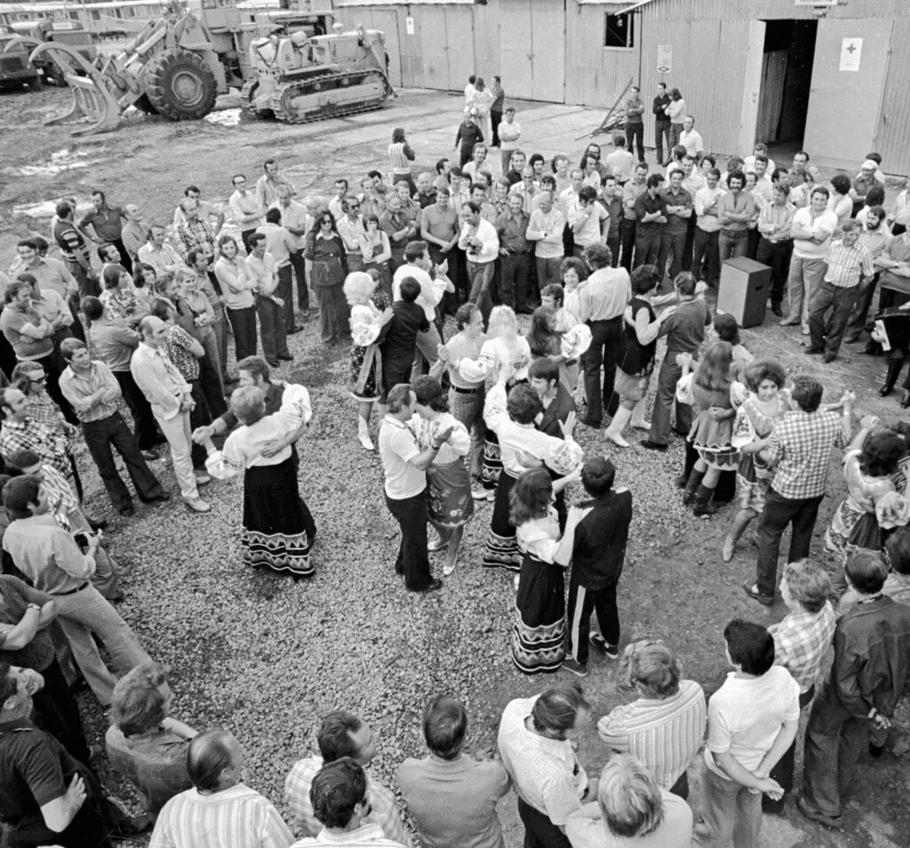 Constructeurs du gazoduc Orenbourg — frontière occidentale de l’URSS (« Soyouz »), années 1970 : le tube par lequel le gaz coula vers l’Europe quarante ans durant (photo : E. Kotliakov / RIA Novosti, CC BY-SA 3.0).