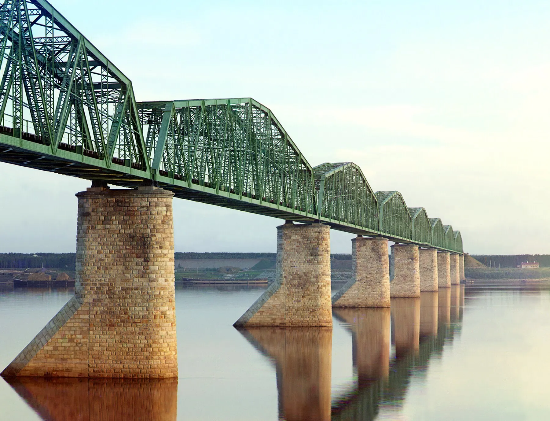 Die Brücke der Transsib über die Kama auf der frühen Farbaufnahme Prokudin-Gorskis (1900er–1910er): das materielle Gewebe der Verbindungen — europäische Ausrüstung, europäisches Kapital, russisches Eisen.