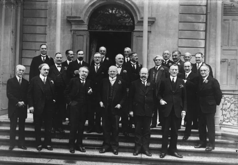 Geneva, September 1926: Stresemann (center) after Germany’s admission to the League of Nations — a turn without defeat, wrecked by the Depression (photo: Bundesarchiv, Bild 102-08491 / Georg Pahl / CC-BY-SA 3.0).