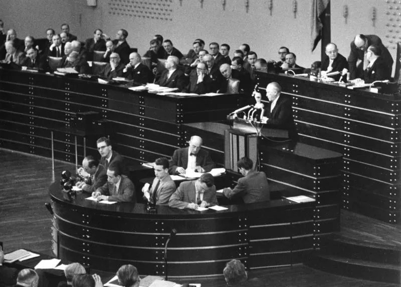 Bonn, Februar 1955: Adenauer bringt die Pariser Verträge durch den Bundestag — Westbindung gegen starke innere Opposition (Foto: Bundesarchiv, B 145 Bild-F002450-0005 / Unterberg, Rolf / CC-BY-SA 3.0).